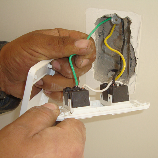 Cómo realizar una inspección de tus instalaciones eléctricas en casa.