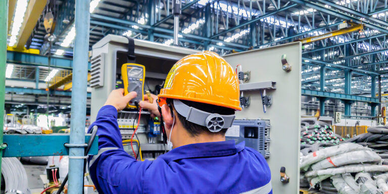 Mantenimiento predictivo en instalaciones eléctricas industriales: prevención de fallos y paradas.