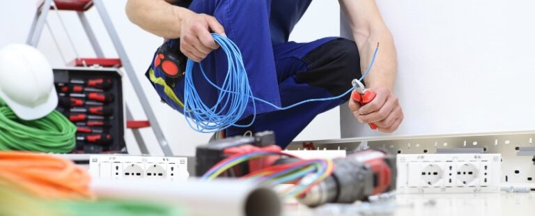 Normas de seguridad específicas para instalaciones eléctricas en entornos industriales.