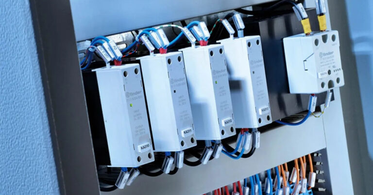 Protección contra sobretensiones en instalaciones eléctricas industriales: salvaguardando equipos sensibles.