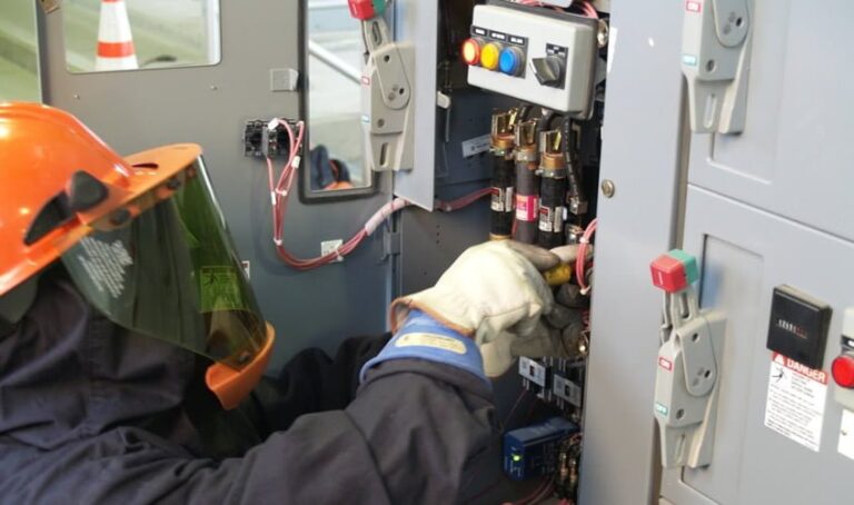 Seguridad eléctrica en trabajos y mantenimiento de instalaciones industriales.